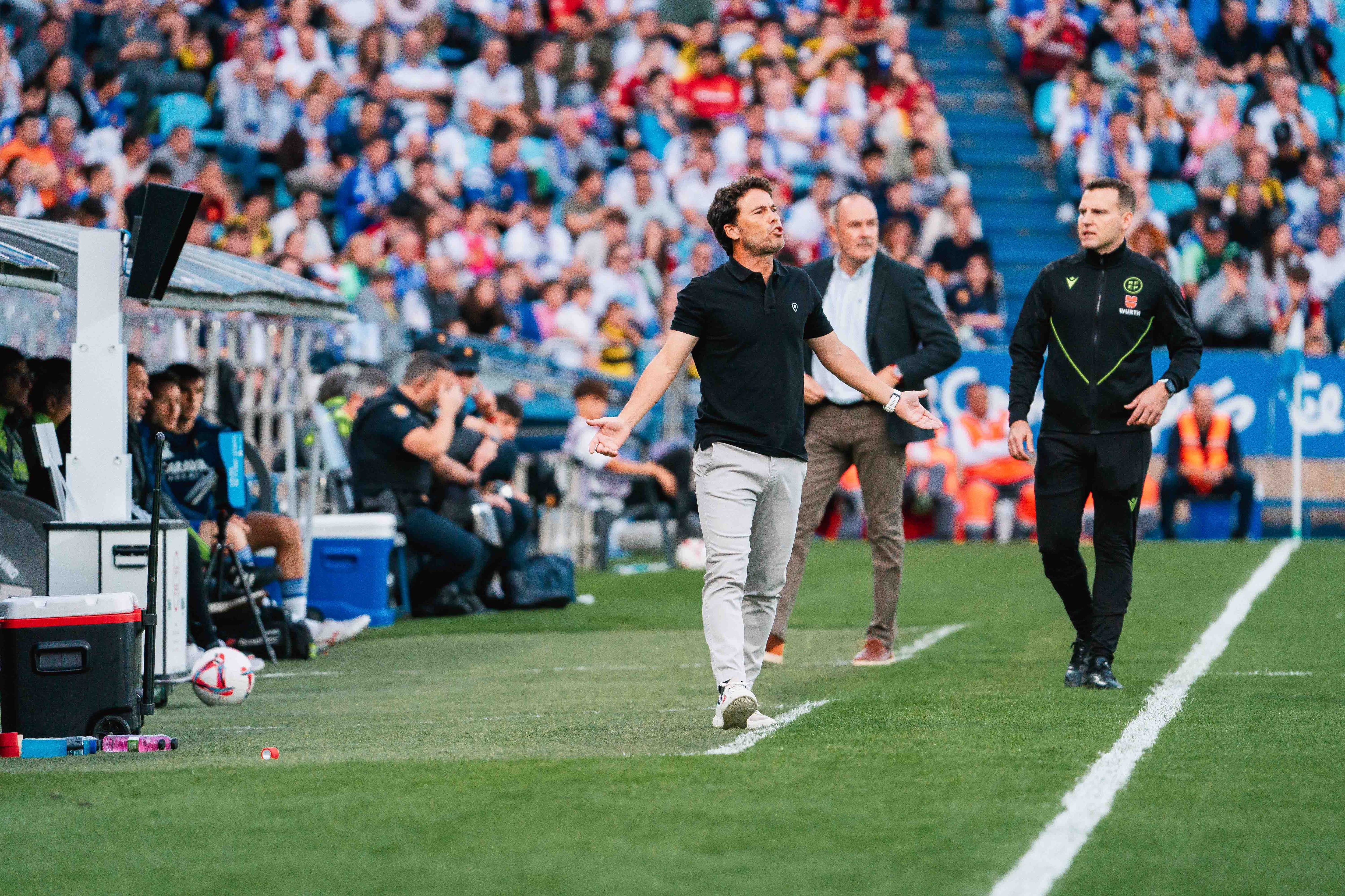 Rubi pendiente de los jugadores en la primera mitad con Víctor Fernández en segundo plano.