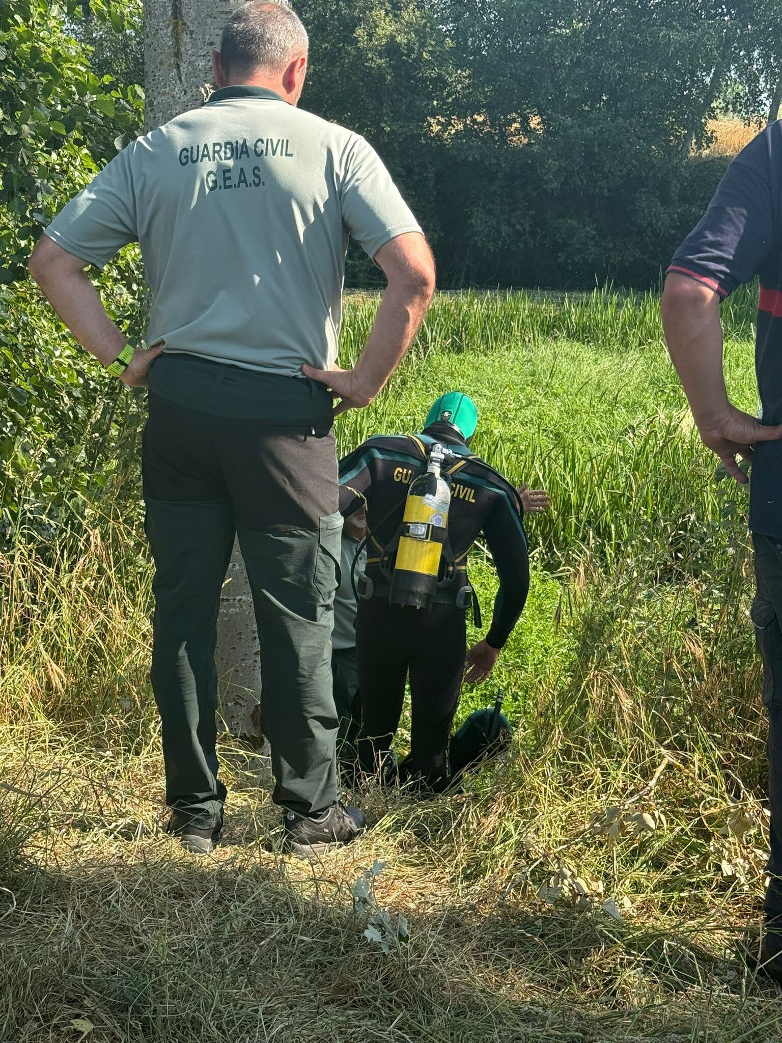 Los buzos de la Guardia Civil en el río Limia en el rescate del cuerpo del hombre desaparecido en Xinzo de Limia