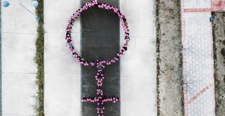 Símbolo femenino formado por empleadas de Macrosad.