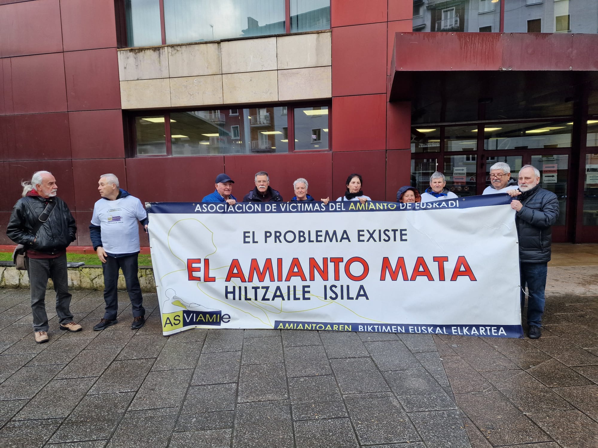 ASVIAMIE se ha concentrado esta mañana frente al Juzgado de lo Social de Eibar en apoyo a la denuncia que ha interpuesto Xabier B.Z (víctima del amianto) contra Sidenor Aceros Especiales S.L.U y CIE Legazpia S.A.