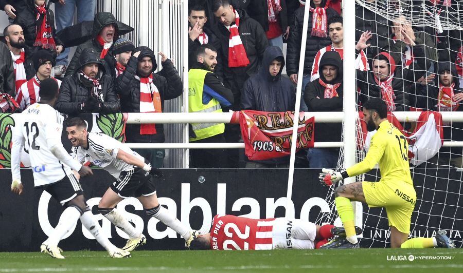 Momento en el que el Sporting encaja el gol en El Plantío.
