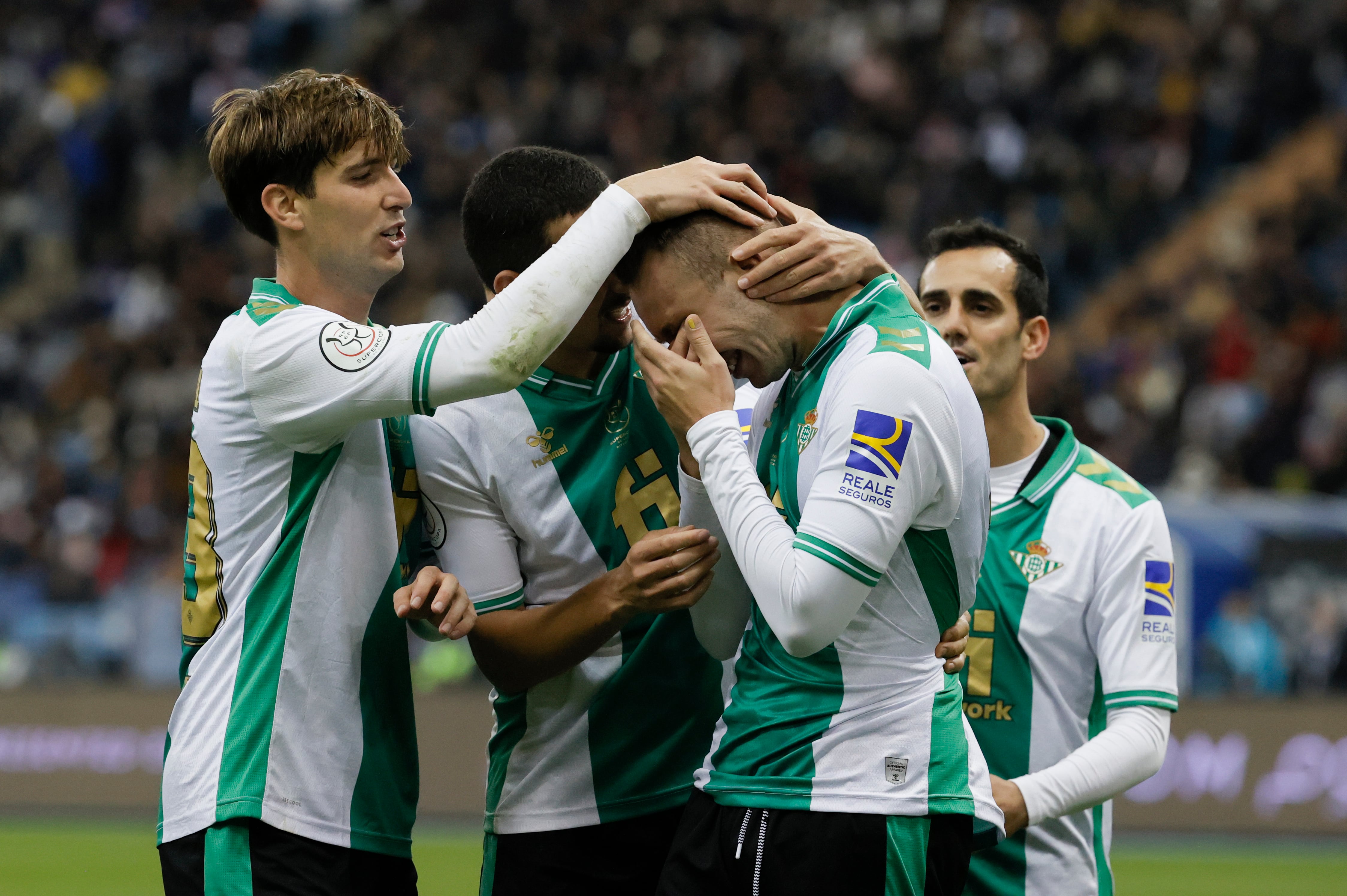 RIAD (ARABIA SAUDÍ), 12/01/2023.- El delantero del Betis Loren Morón (2d) celebra el segundo gol de su equipo en el partido de semifinales de la Supercopa de España que enfrenta al Real Betis y al FC Barcelona y que se disputa este jueves en el Estadio Internacional Rey Fahd, en Riad, Arabia Saudí. EFE/ Juan Carlos Cárdenas
