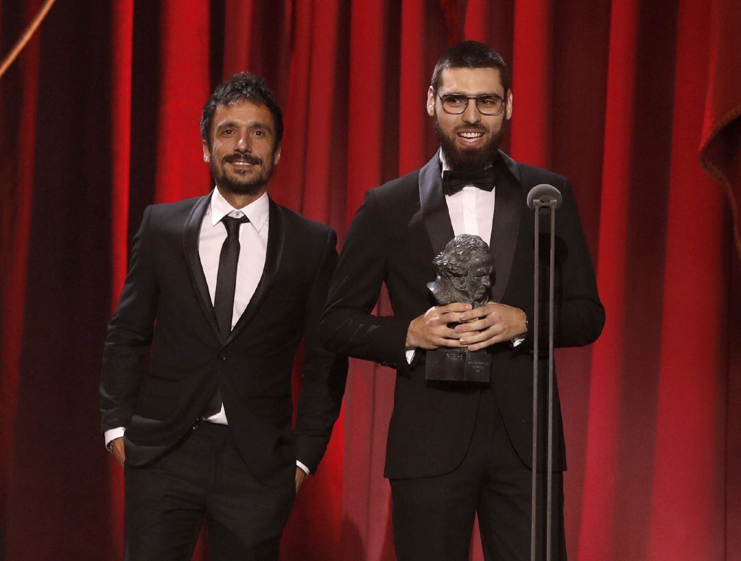 Carles Bover Martínez (i) y Julio Pérez del Campo reciben el Goya al Mejor Cortometraje Documental, por su trabajo &quot;Gaza&quot;, durante la gala de entrega de los Premios Goya 2019, celebrada en Sevilla