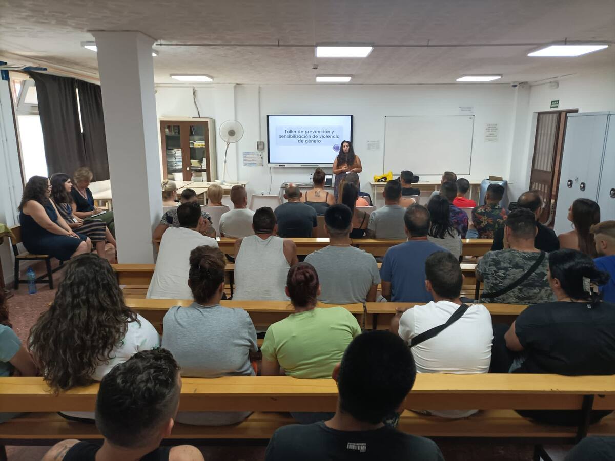 Los reclusos del Centro Penitenciario de Albacete reciben talleres contra la violencia de género