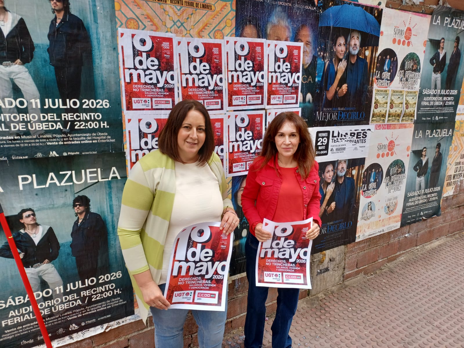 Silvia de la Torre y Pilar Gil, en la pegada de carteles del 1º de Mayo en Linares