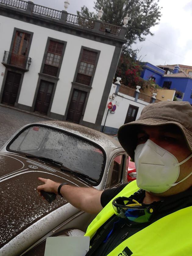 Rafael Gosálvez, investigador de la UCLM junto a un vehículo lleno de ceniza