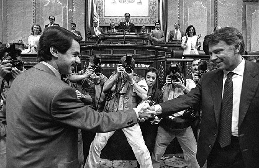 Aznar y González se estrechan la mano en el hemiciclo, tras la ceremonia de investidura del segundo, Julio 1993