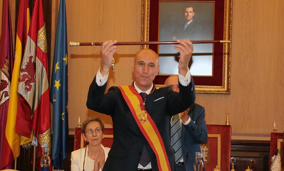 El nuevo alcalde de León, José Antonio Díez, ofrece el bastón de mando a la ciudadanía