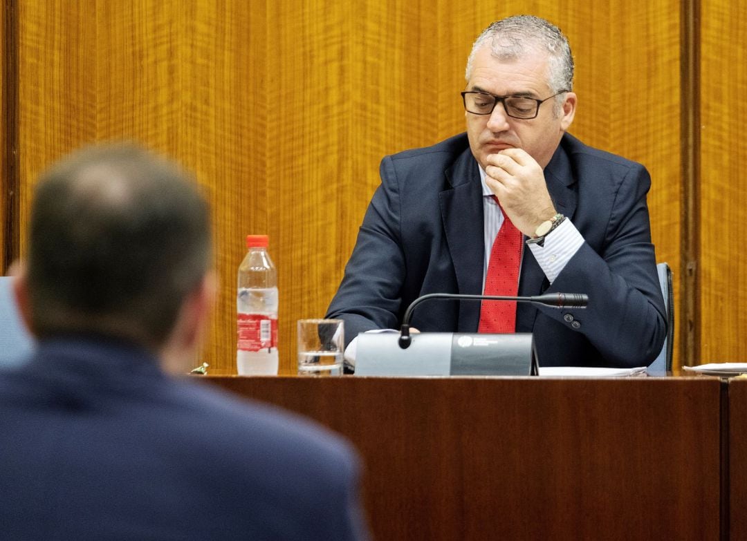 El exconsejero de Empleo de la Junta de Andalucía Javier Carnero espera en la sala 2 del Parlamento andaluz para comparecer en la comisión que investiga las presuntas irregularidades en la Fundación Andaluza Fondo de Formación y Empleo (FAFFE), este viernes en Sevilla.