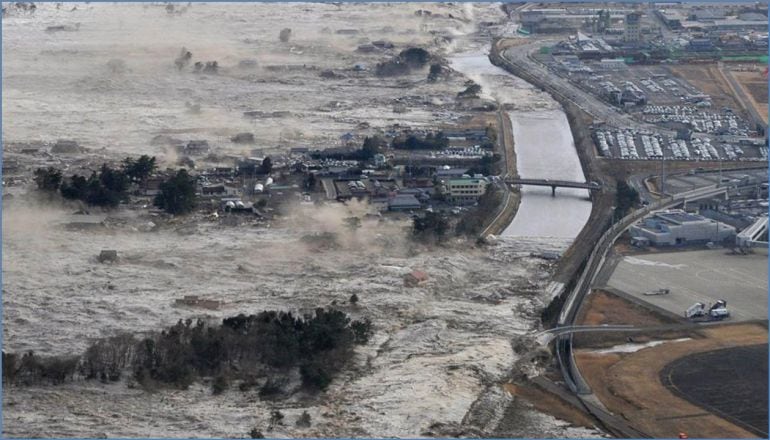 destruccion a medida que avanzas las aguas del maremoto