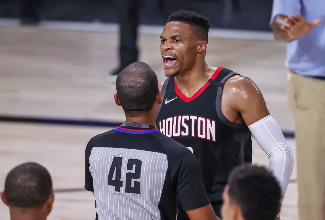 Westbrook es detenido por un árbitro. 