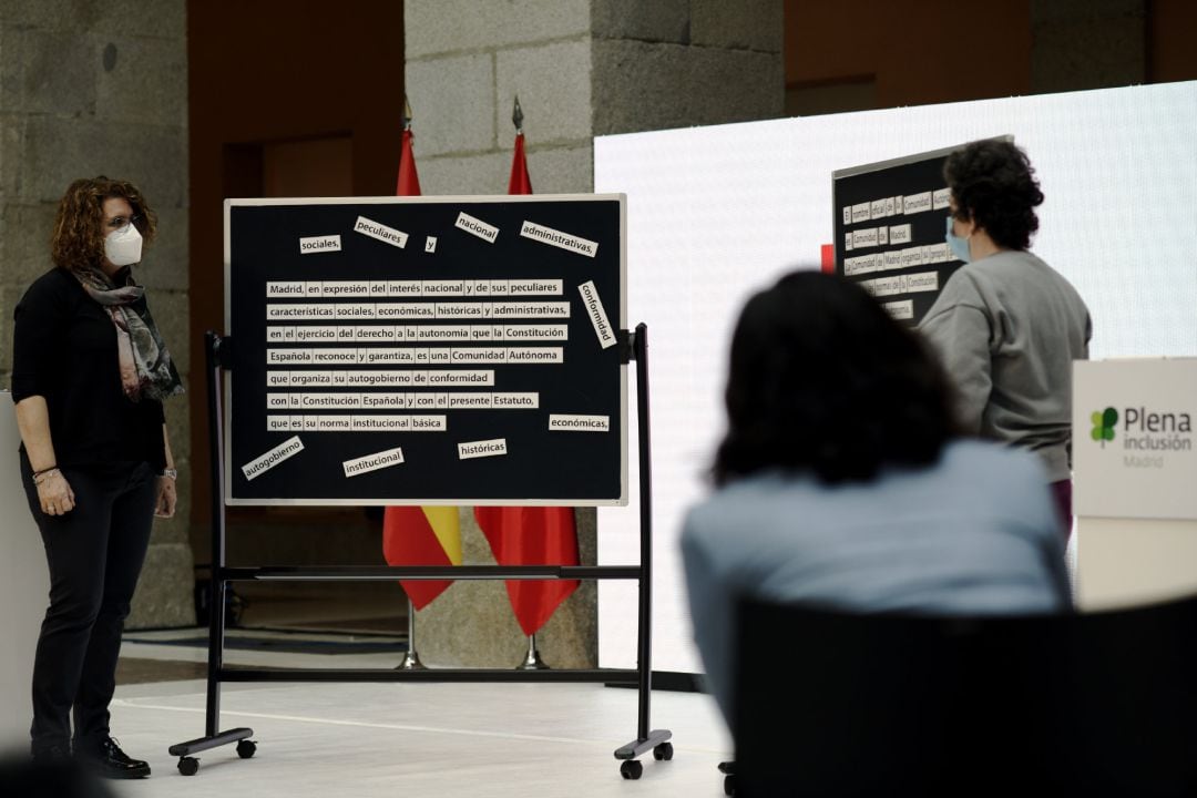 Presentación de la adaptación del Estatuto de Autonomía de la región al método de lectura fácil en la Real Casa de Correos, Madrid.