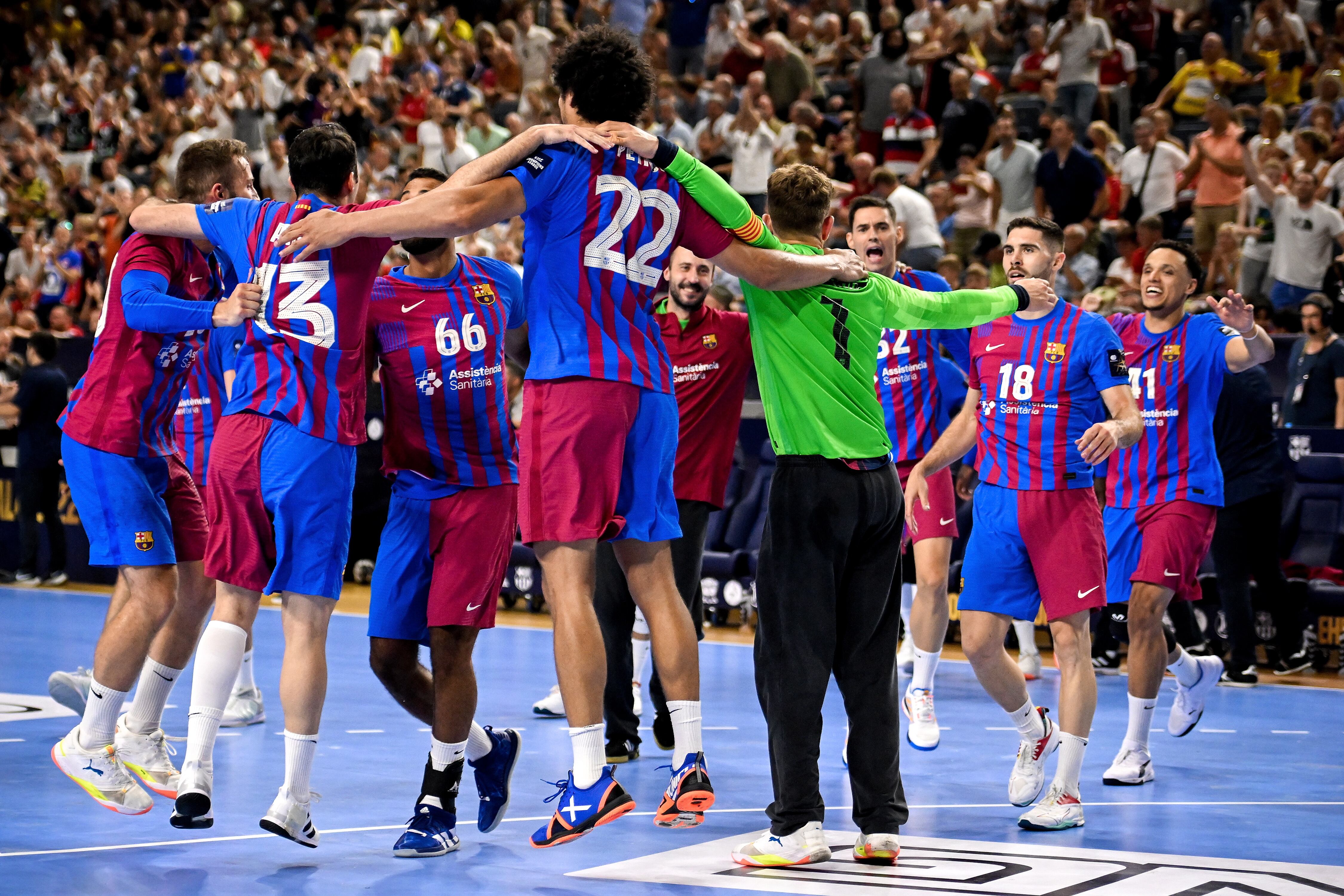 Los jugadores del Barça de balonmano celebran la victoria en semifinales.