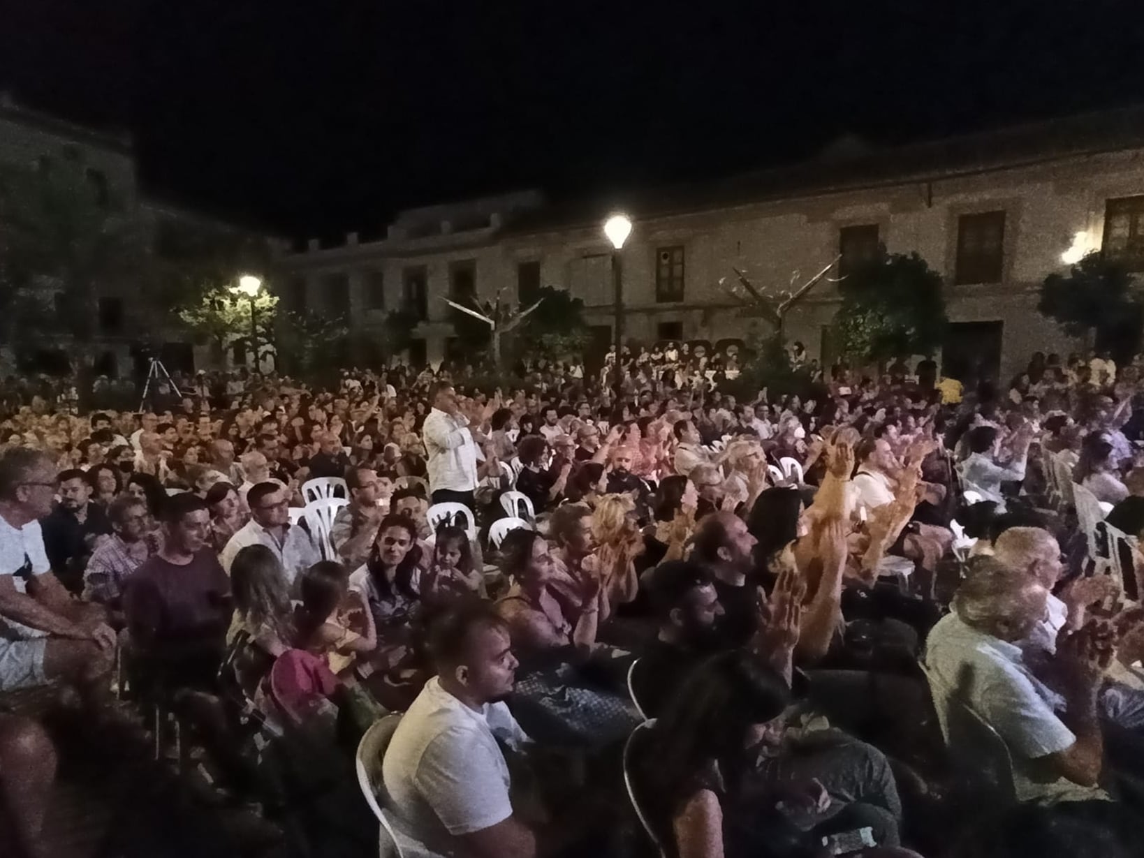 Público en la plaza de San Agustín durante la Noche Blanca del Flamenco.