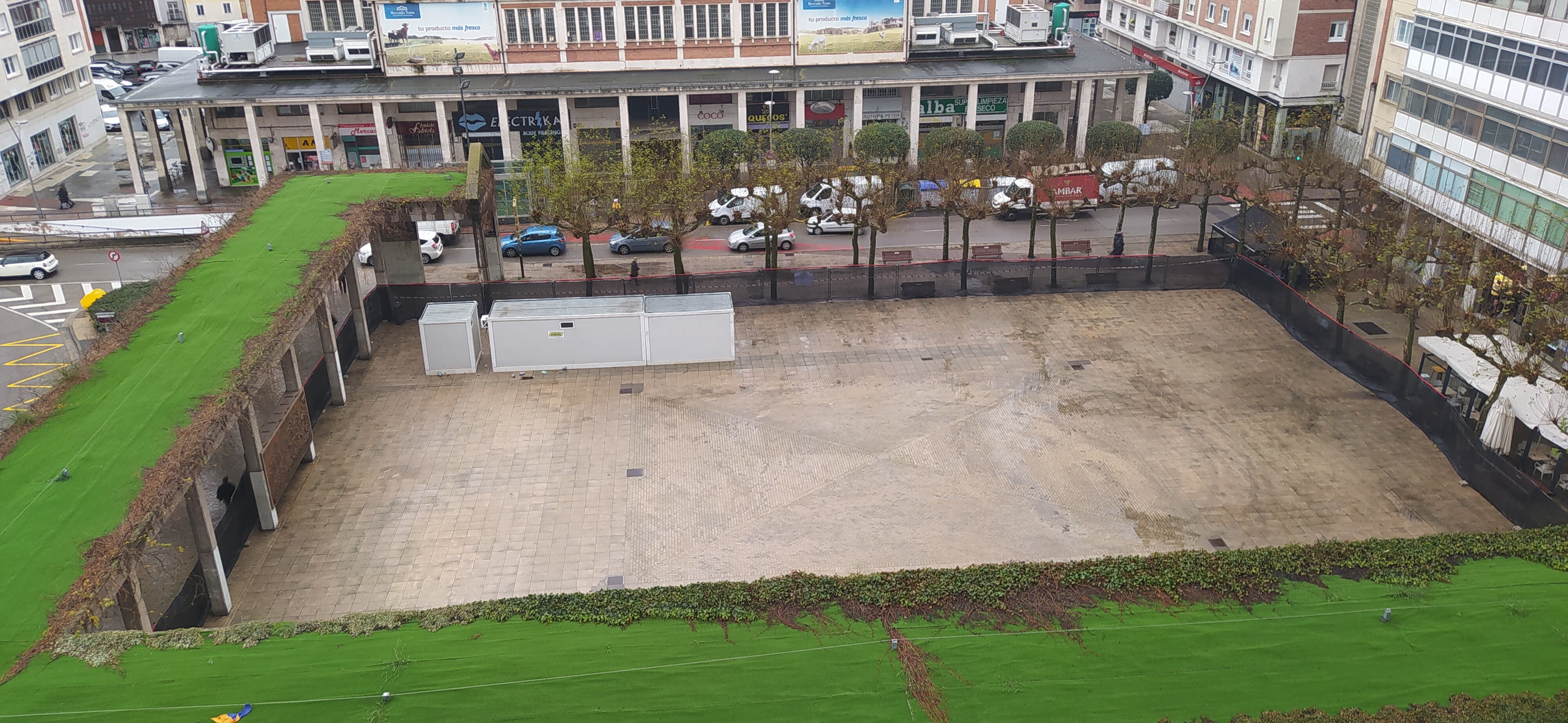 La Plaza de España ya ha sido vallada para las obras de instalación del mercado norte provisional que durará 5 meses