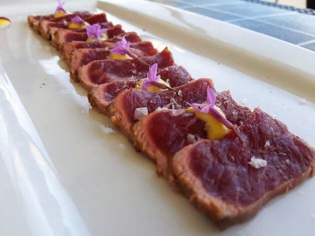 Tataki de ternera con vinagreta de mango y flor de ajo