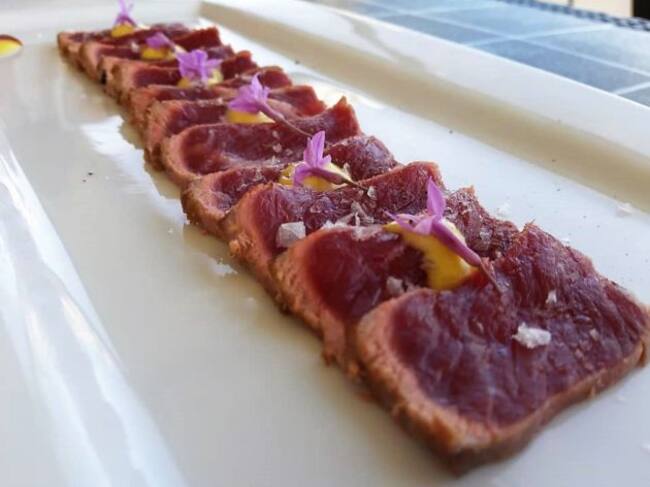 Tataki de ternera con vinagreta de mango y flor de ajo