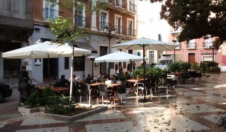 Imagen de una terraza en una plaza alicantina