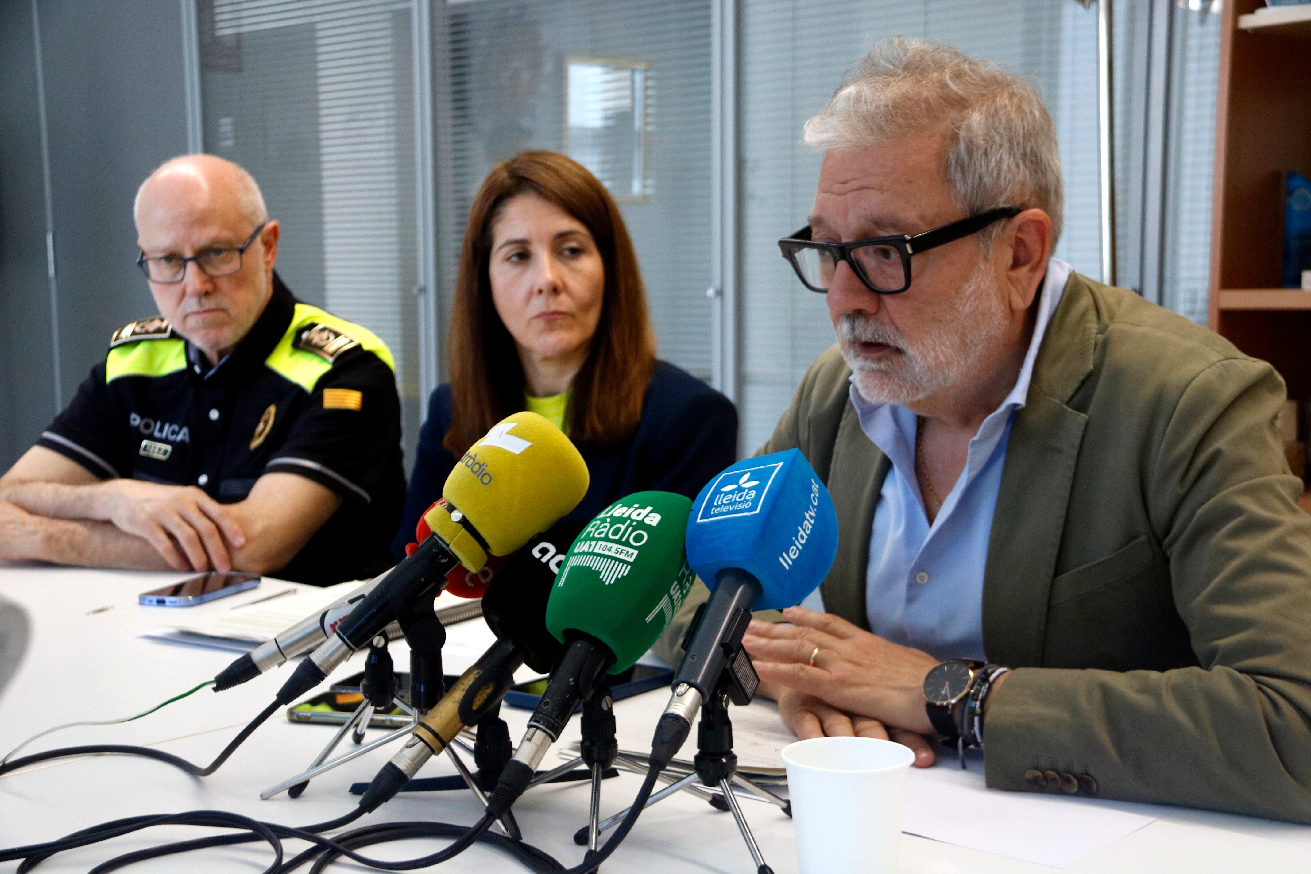 Roda de premsa amb l'alcalde, Fèlix Larrosa, la regidora de Seguretat Ciutadana, Cristina Morón i l'intendent de la Guàrdia Urbana de Lleida, Josep Ramon Ibarz.