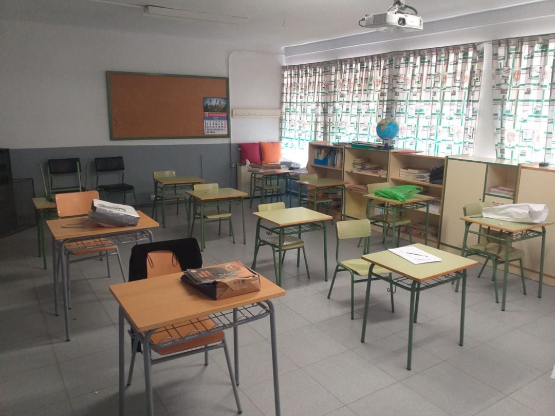 Aula con distancias de seguridad entre pupitres