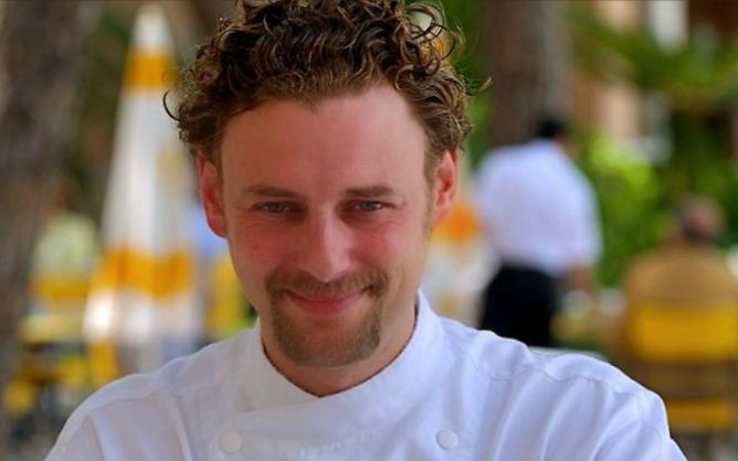 El joven Arnaud Donckele es el chef del restaurante &#039;La Vague d&#039;Or&#039; de Saint Tropez.