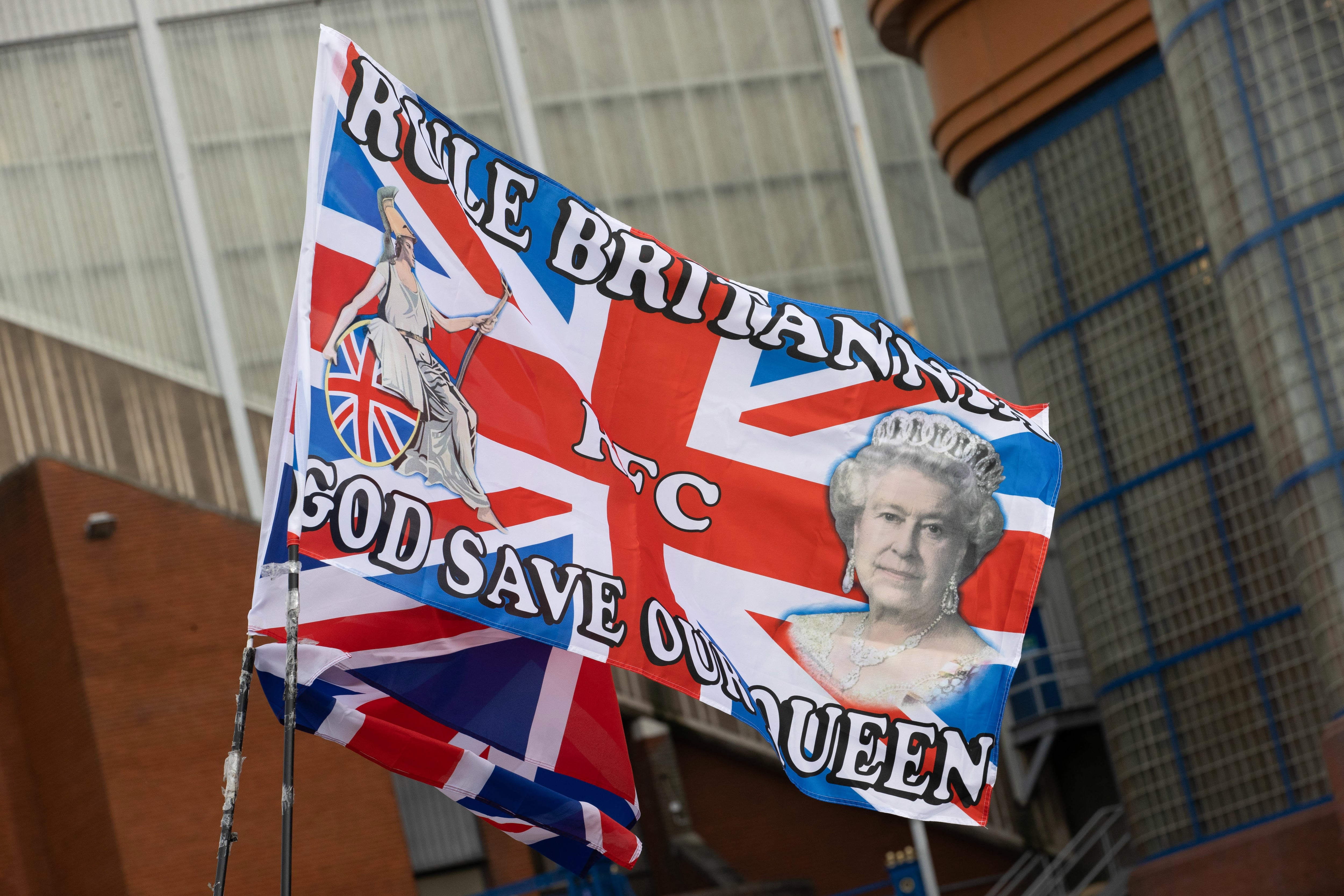 Una bandera con la cara de la reina Isabel II durante el partido entre Rangers-Dundee United