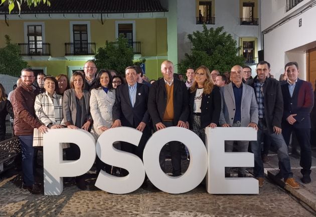 El PSOE, anoche en la plaza Abades.