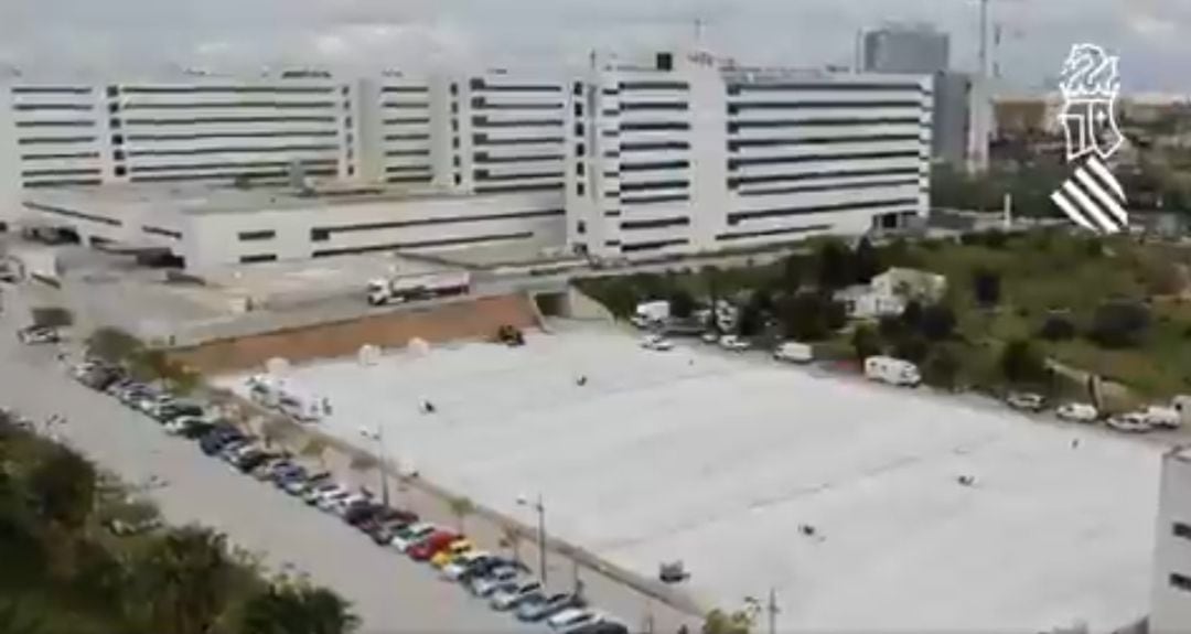 Hospital de campaña junto al hospital La Fe de València, a vista de dron, en fase de construcción