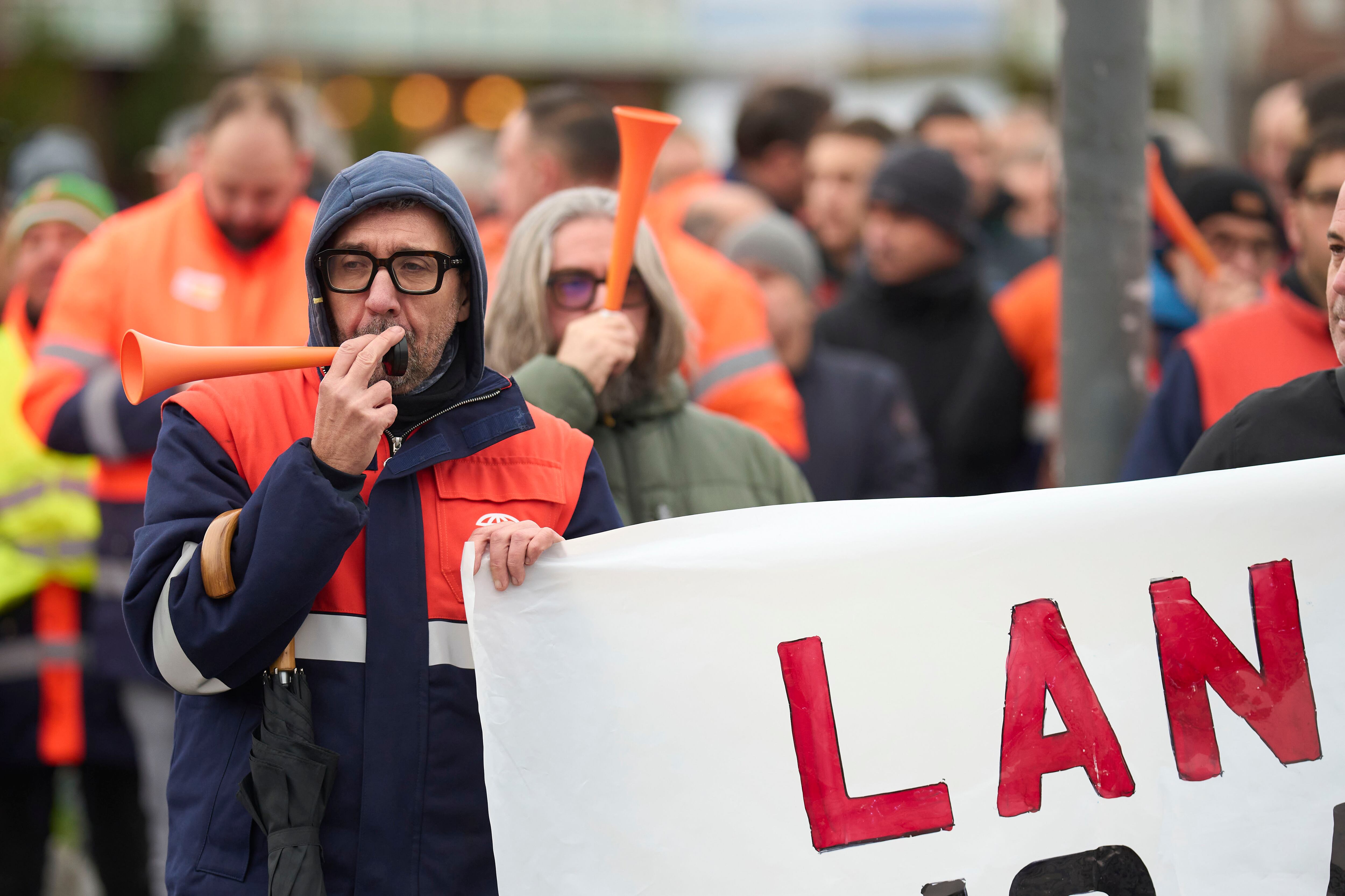 VITORIA, 13/02/2026.- Los trabajadores de la empresa Tubos Reunidos Group se han manifestado este viernes frente al Gobierno Vasco durante la reunión de los sindicatos y el departamento de industria del Gobierno Vasco tras el ERE que ha propuesto la empresa de 301 despidos. EFE/ADRIAN RUIZ HIERRO
