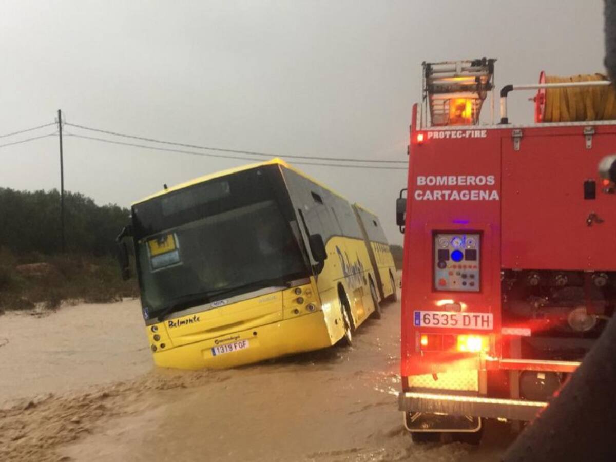 La odisea de unos escolares de Cartagena en un autobús a consecuencia de las lluvias