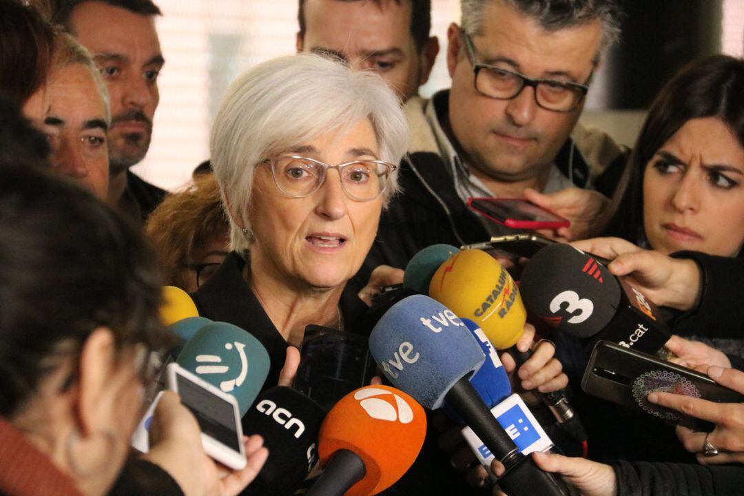 La fiscal general del Estado, María José Segarra, atendiendo a los medios