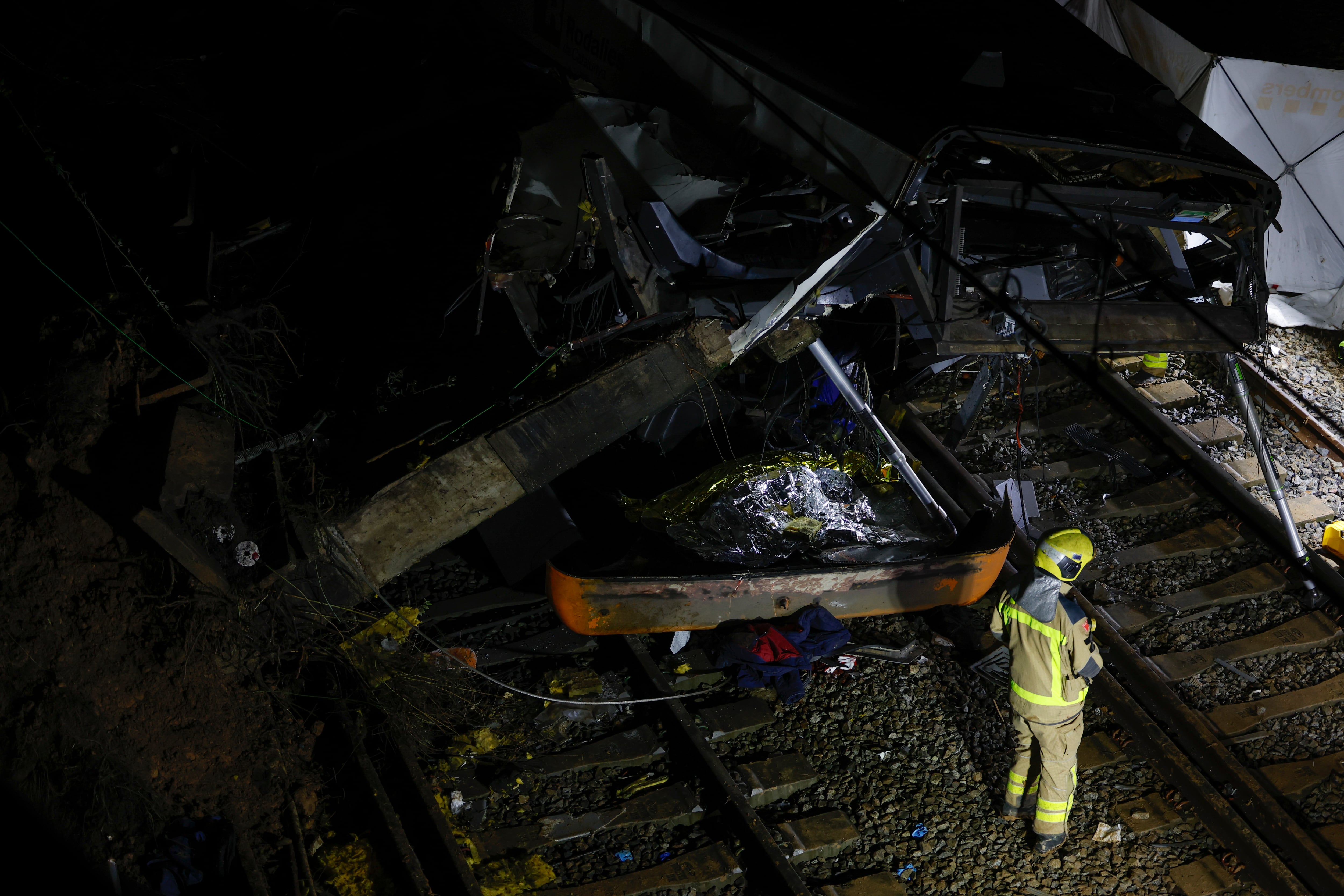 GELIDA (BARCELONA), 20/01/2026.-El maquinista del tren de Rodalies que esta noche ha chocado contra un muro de contención que ha caído a la vía entre Gelida y Sant Sadurní d'Anoia (Barcelona) ha fallecido, mientras que otras quince personas han resultado heridas, de las que tres se encuentran en estado grave. Hasta el lugar del accidente se han desplazado 38 dotaciones de los Bomberos de la Generalitat con 65 efectivos y veinte ambulancias del Sistema de Emergencias Médicas (SEM), así como efectivos de los Mossos d'Esquadra. EFE/Alberto Estévez