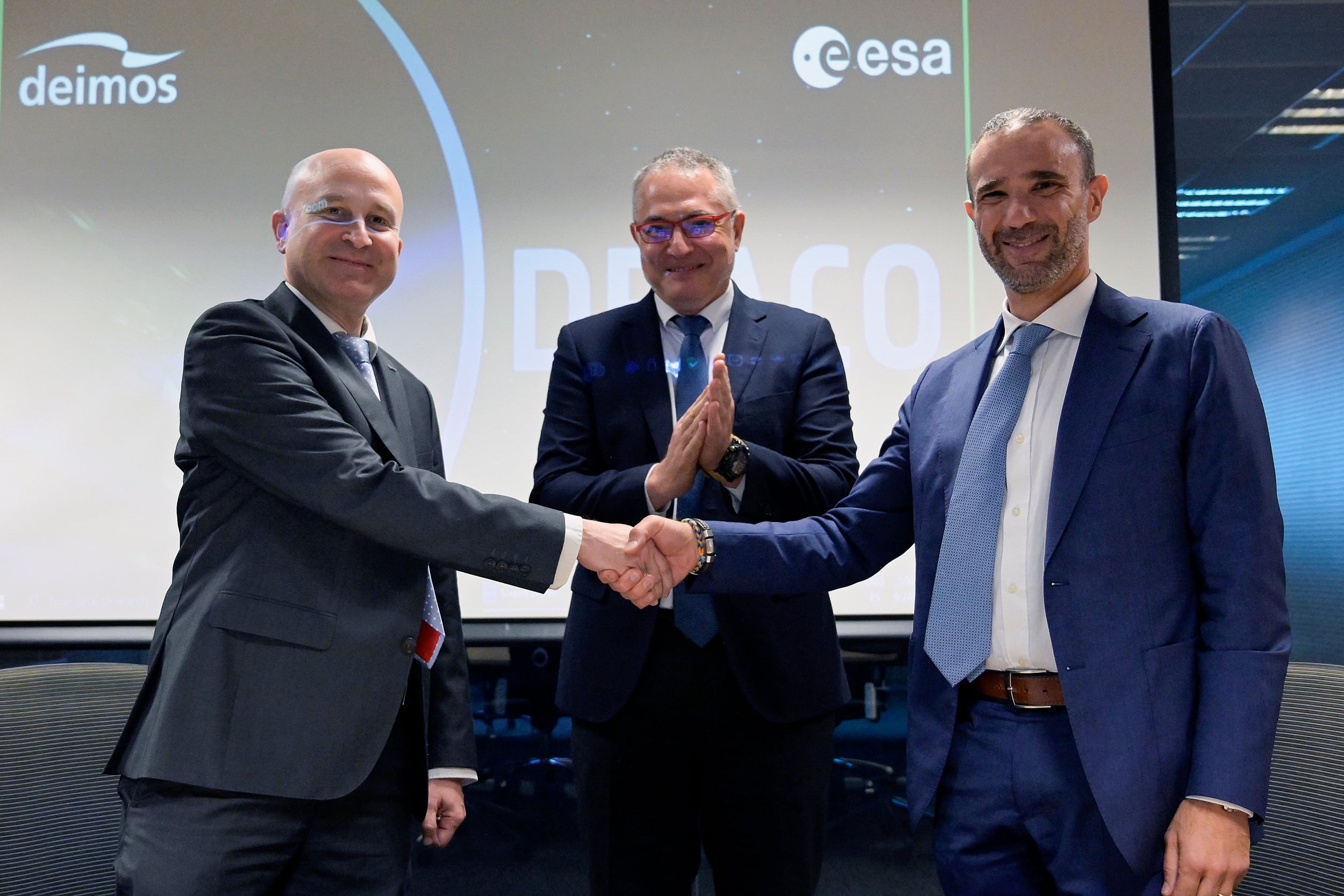 PUERTOLLANO, 24/09/2024.- El director de la Agencia Espacial Española, Juan Carlos Cortés (c), y el jefe del Programa de Seguridad Espacial de la ESA, Holger Krag (i), firman un contrato con el CEO de Deimos Space, Simone Centuori (d), para liderar el desarrollo de la misión DRACO (Destructive Re-entry Assessment Container Object), hoy martes en Puertollano (Ciudad Real). La empresa Deimos Space ha firmado un contrato con la Agencia Espacial Europea (ESA) por valor de 17 millones de euros para desarrollar en Puertollano la misión DRACO, que investiga cómo conseguir que los satélites lanzados al espacio se desintegren al reentrar en la atmósfera terrestre, evitando generar basura espacial. EFE/ Jesus Monroy
