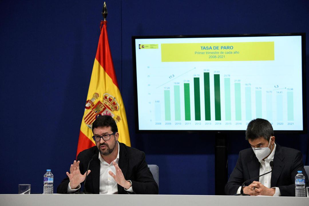 Los secretarios de Estado de Empleo y de Seguridad Social, Joaquín Pérez Rey (i) e Israel Arroyo, respectivamente, durante la presentación este miércoles en Madrid de los datos de paro registrado y de afiliación a la Seguridad Social.