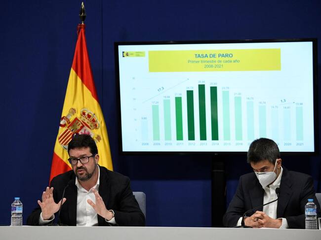 Los secretarios de Estado de Empleo y de Seguridad Social, Joaquín Pérez Rey (i) e Israel Arroyo, respectivamente, durante la presentación este miércoles en Madrid de los datos de paro registrado y de afiliación a la Seguridad Social.