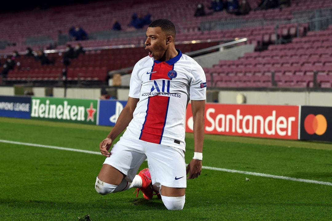 Mbappé, celebrando uno de sus tres goles en el Camp Nou