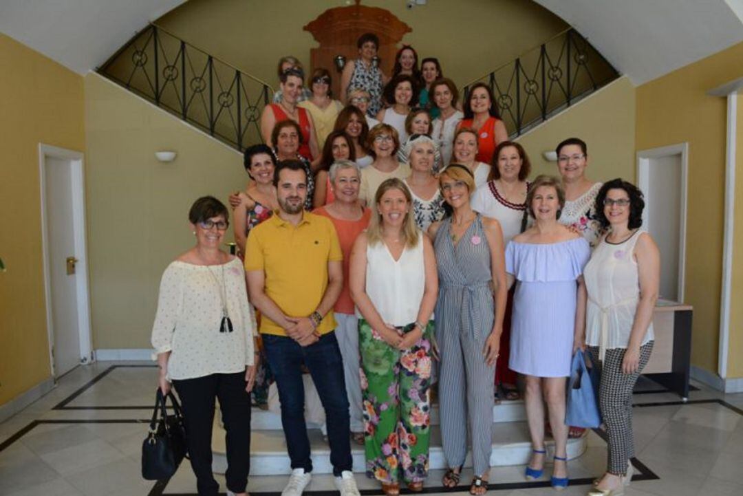 La alcaldesa de Tomelloso, Inmaculada Jiménez, junto a miembros del colectivo &#039;Las Supernenas&#039;