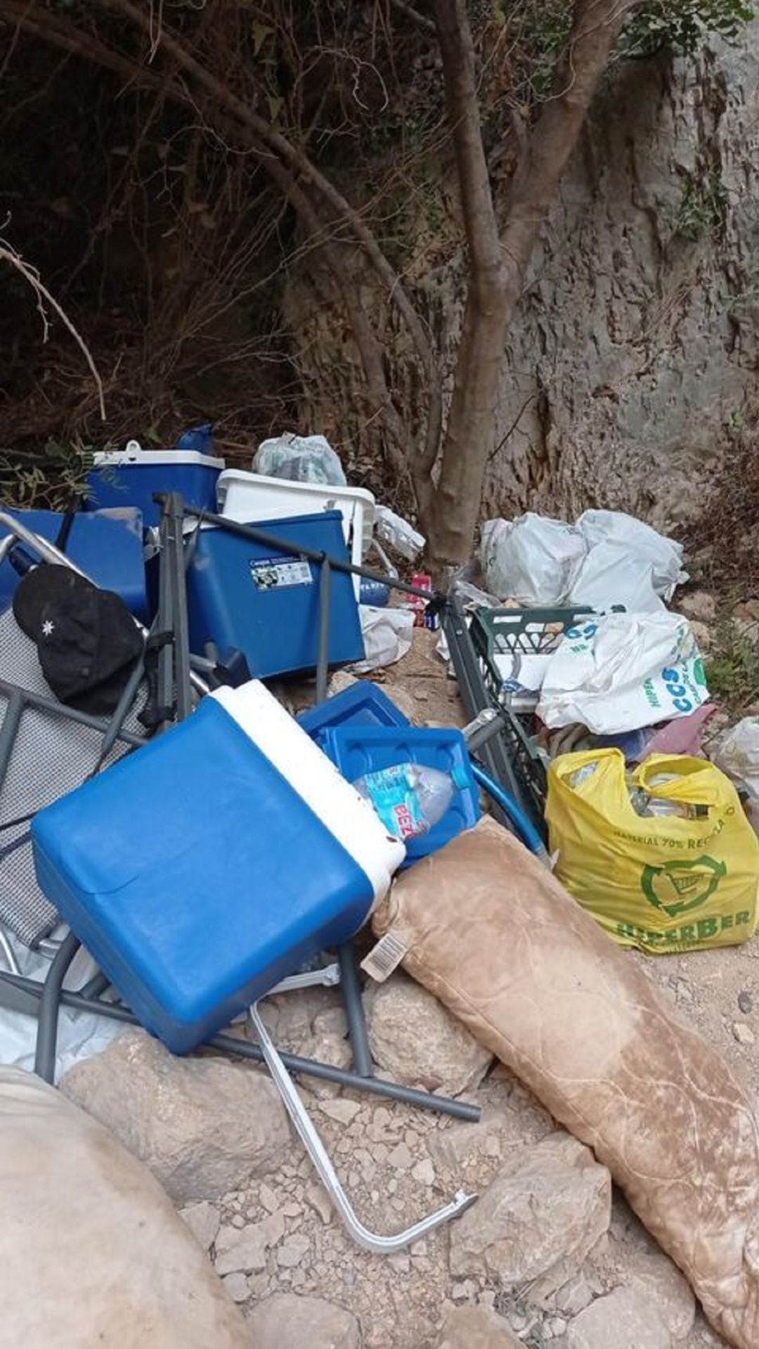 Basura tirada en la cala dels Testos.