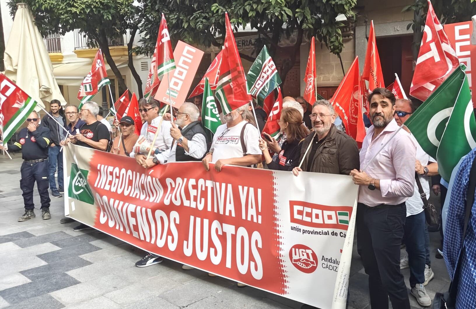 Protesta de los trabajadores del Consorcio de Aguas de la Zona Gaditana a las puertas del Ayuntamiento de Jerez