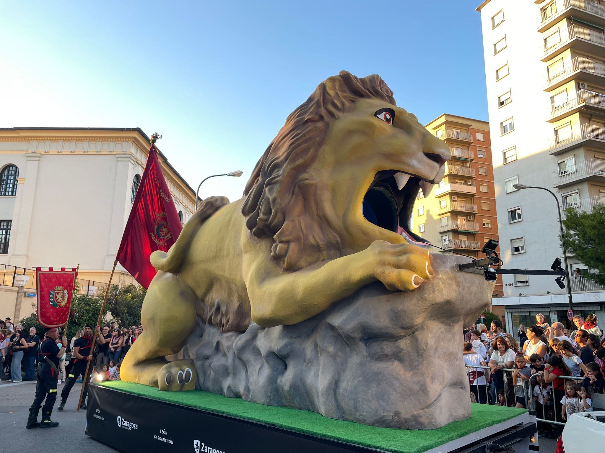 El León Garganchón en las calles de Zaragoza.