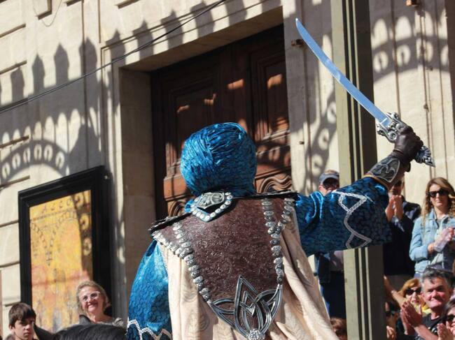 Óscar Martínez, embajador moro, saludando al público (y agradeciendo los aplausos) tras la embajada en la plaza de España.