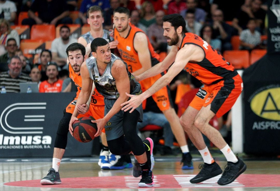 El base estadounidense Ray McCallum controla el balón entre los jugadores del Valencia Basket