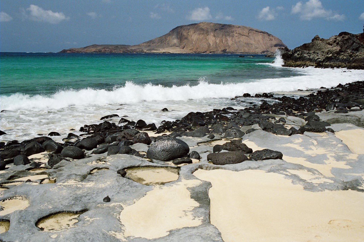 Playa de Las Conchas, en La Graciosa, con vistas a Montaña Clara, parte de la Reserva de la Biosfera de Lanzarote.