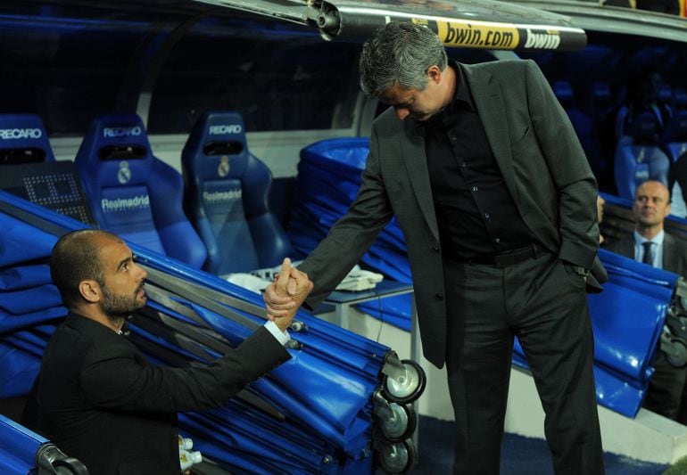 Guardiola y Mourinho se saludan en el Bernabéu en la época en la que uno era entrenador del Barça y el otro del Real Madrid