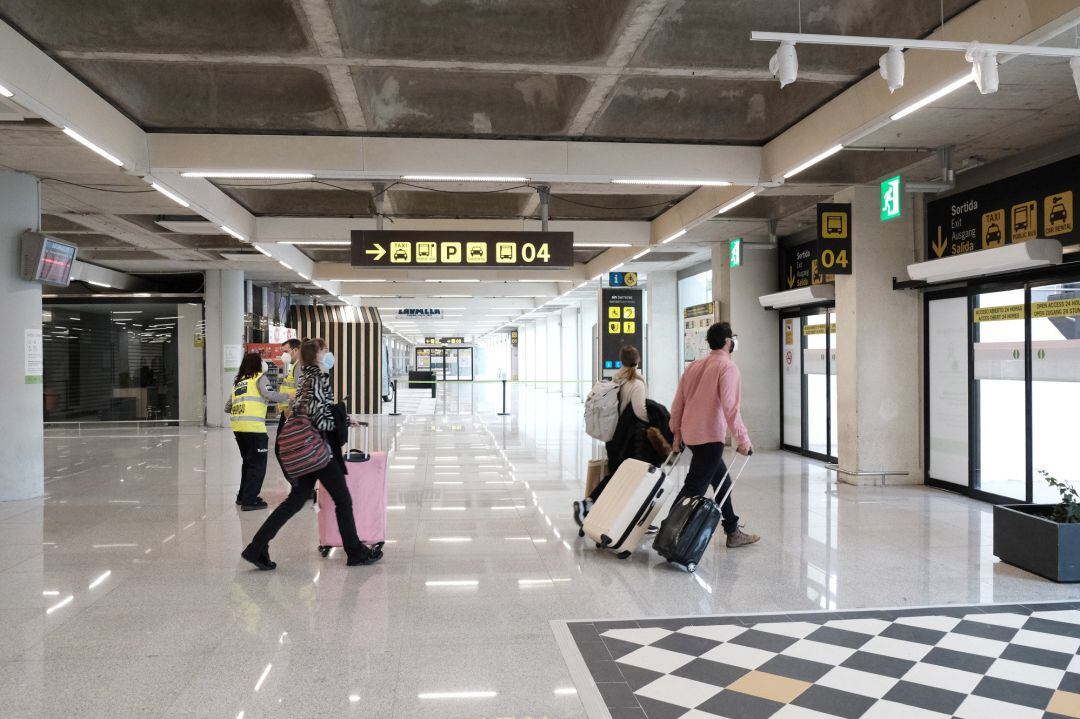 Un dispositivo de controles de PCR en el aeropuerto de Palma de Mallorca (Islas Baleares), a 20 de diciembre de 2020.