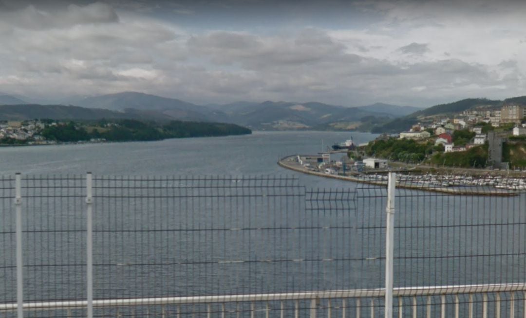 Castropol al fondo y Ribadeo a la derecha, vista desde el puente de Los Santos