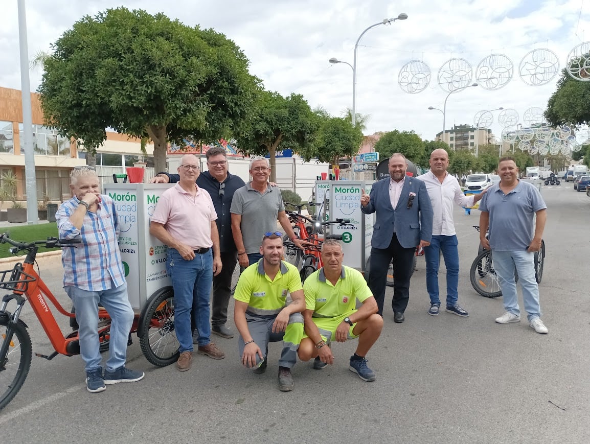 Representantes municipales y de Valoriza posan con las bicicletas / Radio Morón