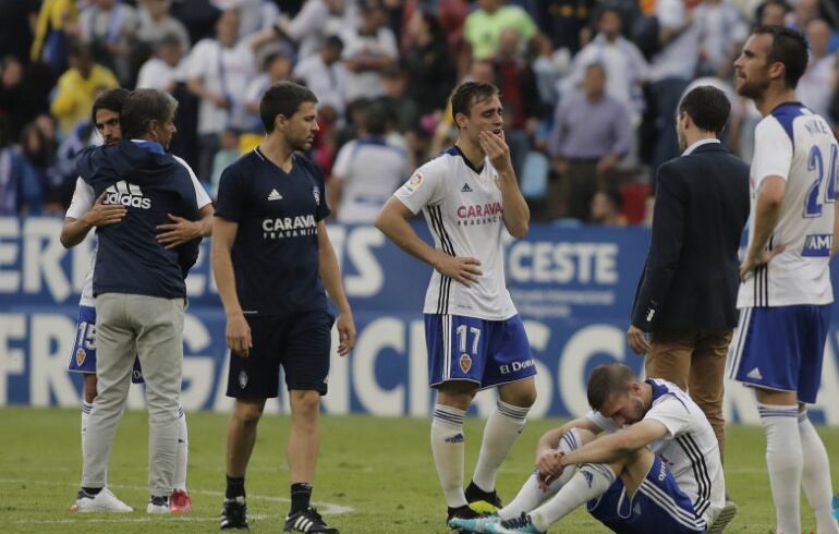 Los jugadores del Real Zaragoza, hundidos tras caer eliminados ante el Numancia