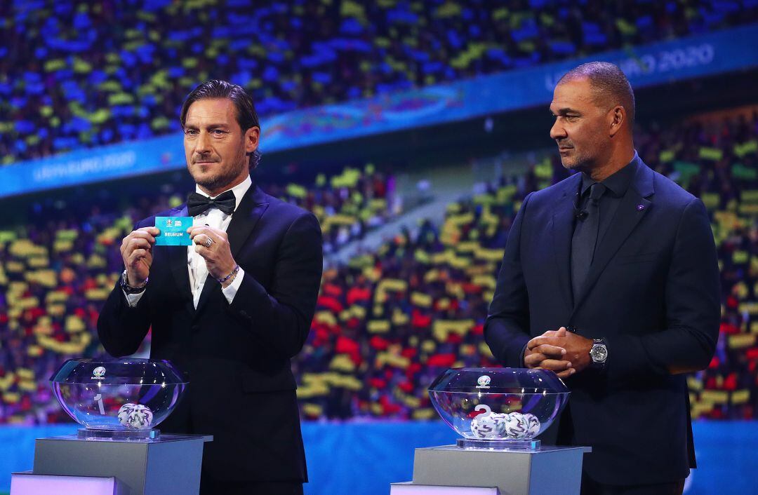 Francesco Totti y Ruud Gullit durante el sorteo.