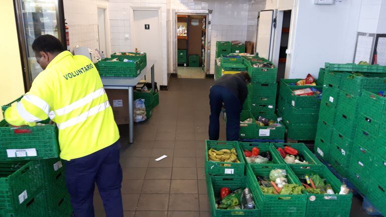 Dos voluntarios seleccionan los alimentos en la sede del Banco de Alimentos en Santander.